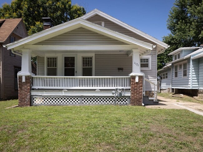 Building Photo - Newly renovated! 3 bedroom 1 bath with sin...