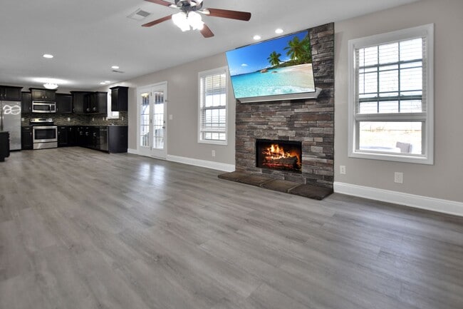 Building Photo - Pet Friendly Four Bedroom!