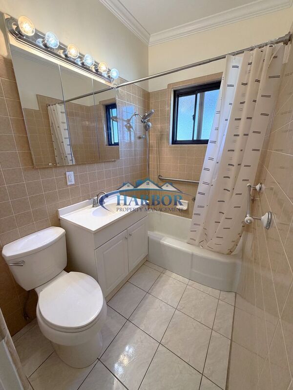 Building Photo - 827 W 22nd St