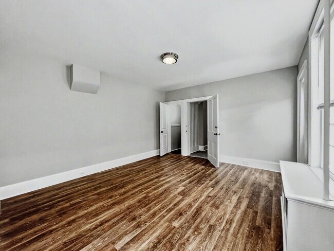 Building Photo - 130 E Chestnut St