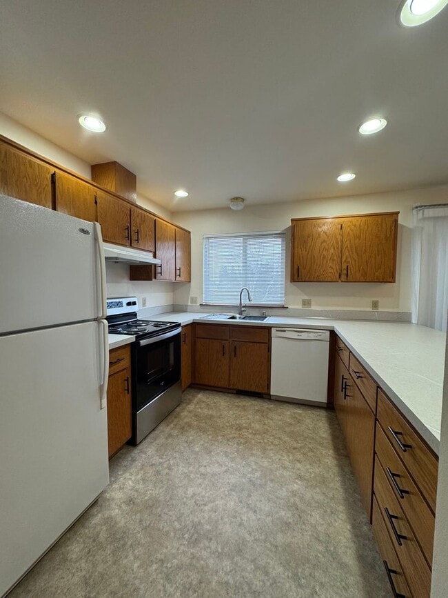 Building Photo - Renovated 3 BR Townhouse