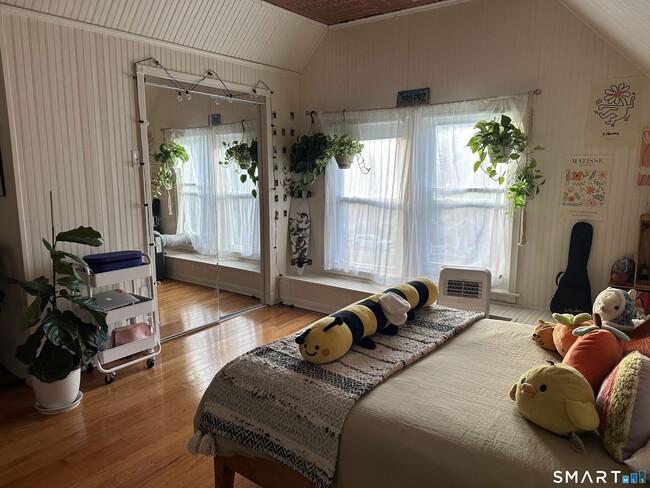 Building Photo - 345 Main St