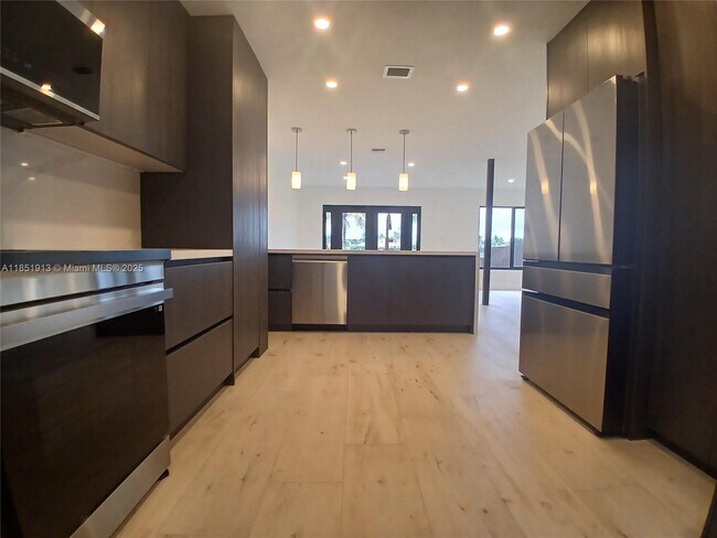 Building Photo - 1070 SW 135th Pl
