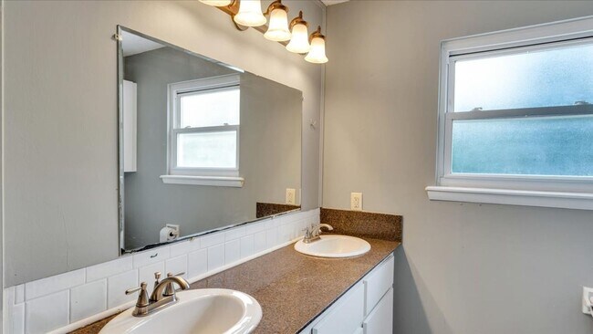 Building Photo - Beautiful 3 bedroom / 1.5 bath