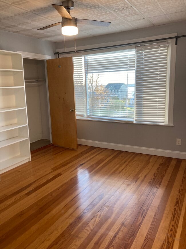 Building Photo - 56 Howland St