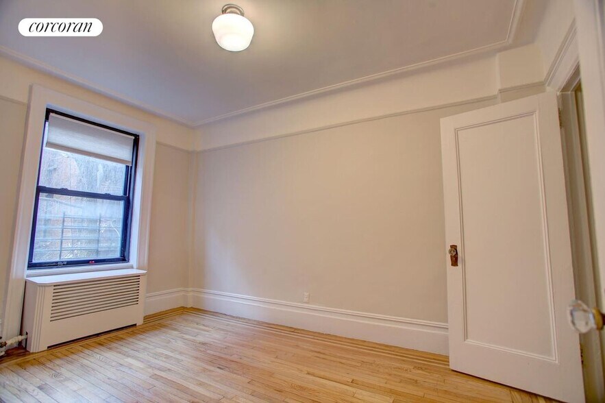 Building Photo - 158 W 81st St