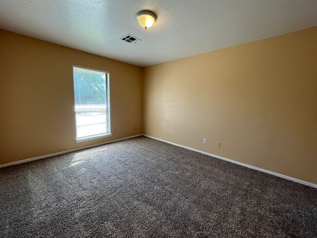 Building Photo - Broken Arrow duplex: 3 bedroom Duplex!