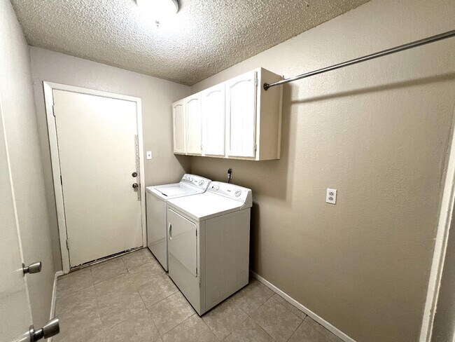 Building Photo - 8633 Knoxville Dr