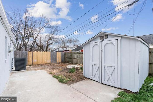 Building Photo - 372 Sheridan Dr