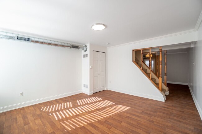 Building Photo - Beautiful luxury and spacious 4 bed home in South Side flats