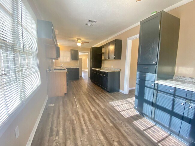 Building Photo - 3 Bed 2 Bath Home Now Available!