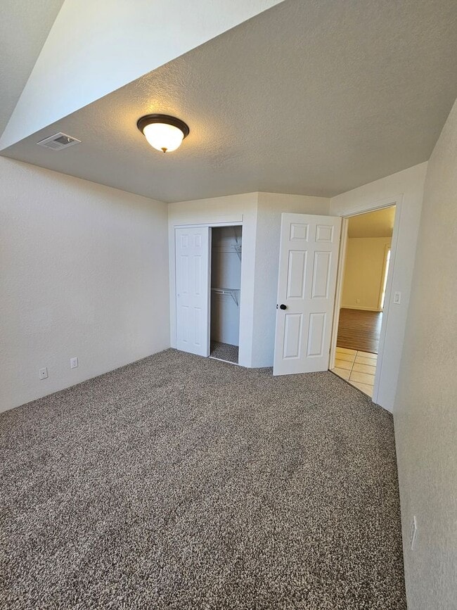 Building Photo - Beautiful House with Spacious Kitchen