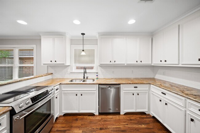 Building Photo - 1810 Droxford Dr