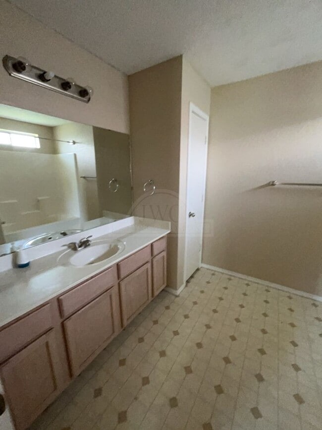 Building Photo - 3308 Lakecrest Dr