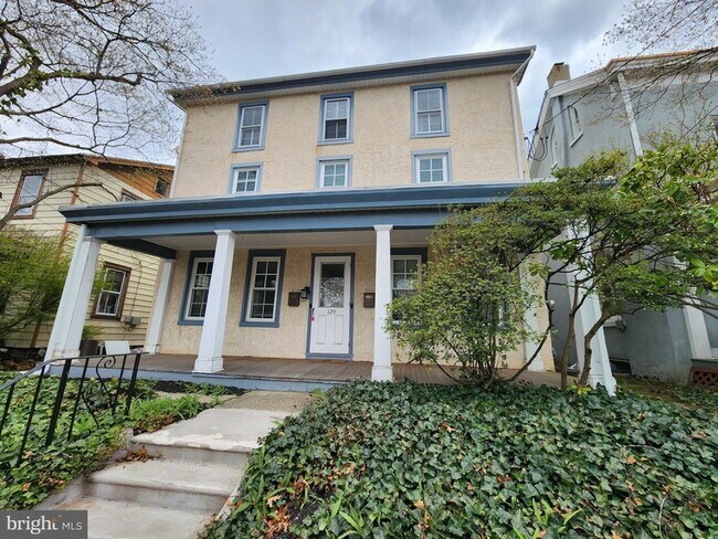 Building Photo - 129 Shearer St