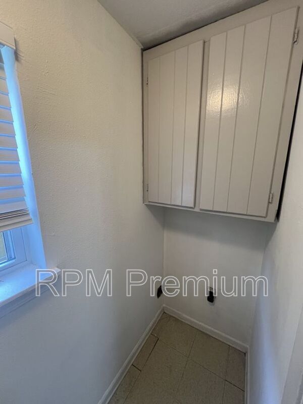 Building Photo - 2150 N Sherwood Forest Dr