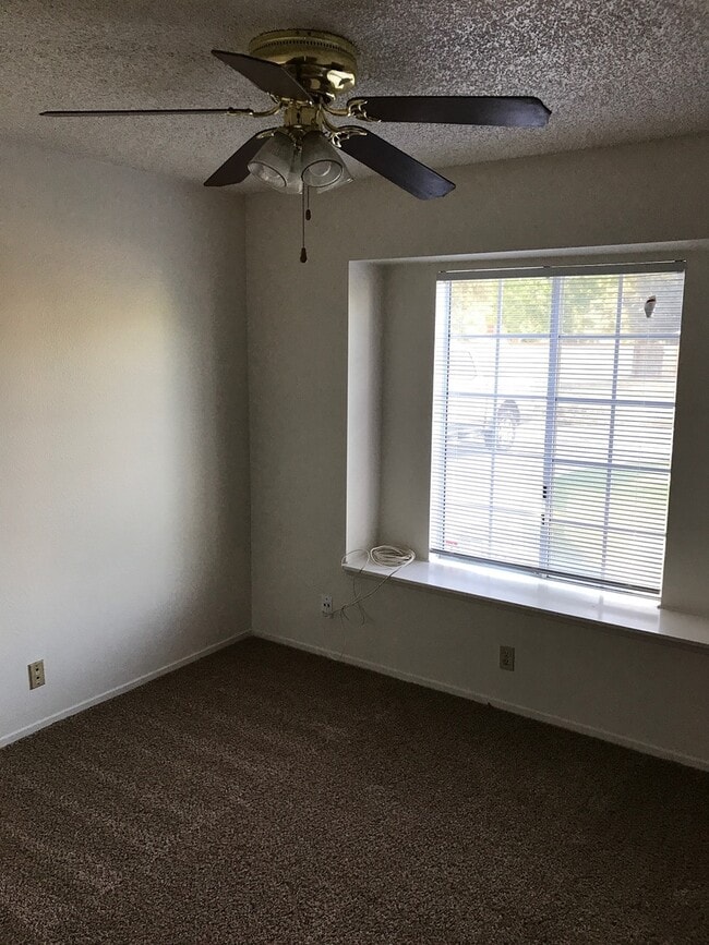 Building Photo - 5233 W Iris Ct