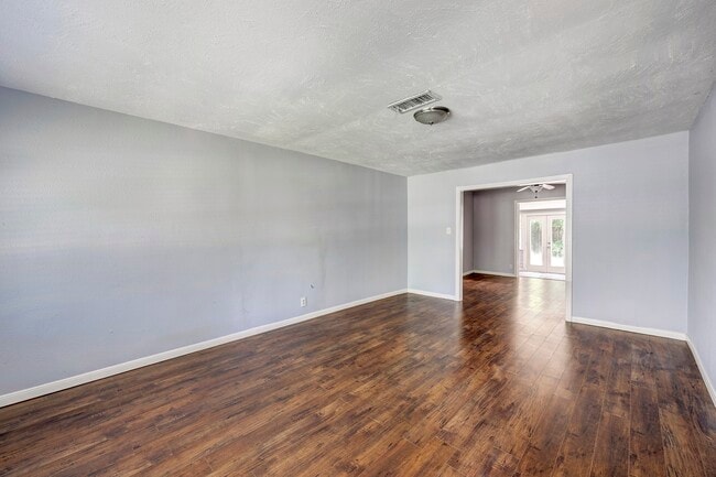Building Photo - 126 Pamellia Dr