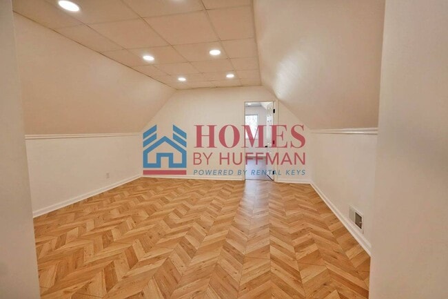 Building Photo - 910 Harriet St