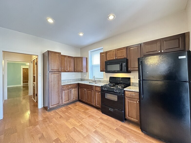 Building Photo - 5023 N Ridgeway Ave