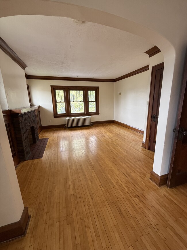 large living area - 1530 Grand Ave