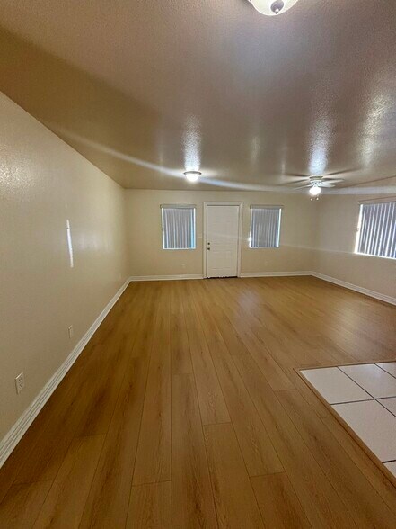 Building Photo - 828 W 71st St