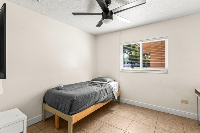 Building Photo - 1121 N 66 Terrace