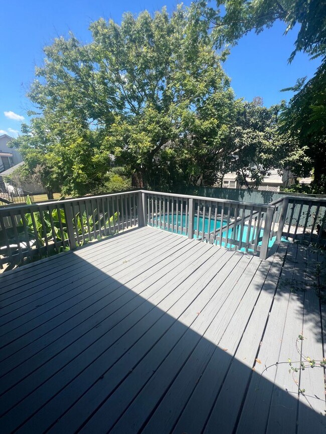 Building Photo - 6 BR Home on Broadway with Pool, Available for Next School Year!