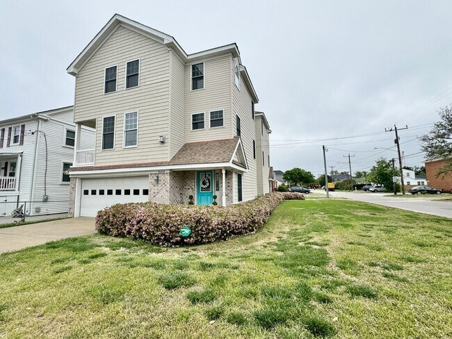 Building Photo - Beautiful 3 Bedroom Duplex by the Beach! A...