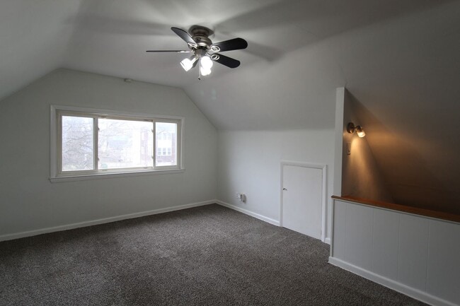 Building Photo - June FREE On This One Bedroom Apartment Near KU Med