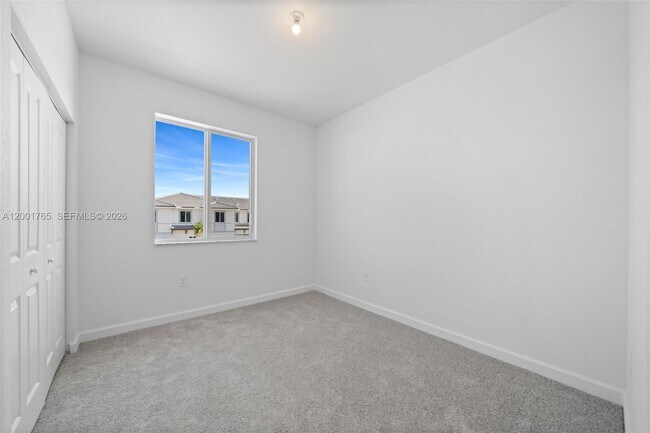 Building Photo - 715 SE 15th St