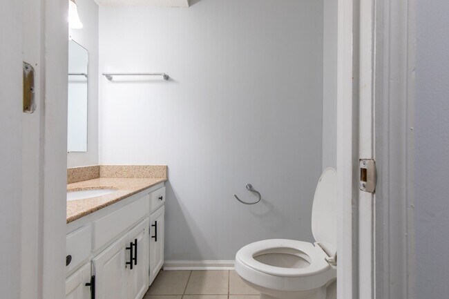 Building Photo - 3 bed 2.5 bsth