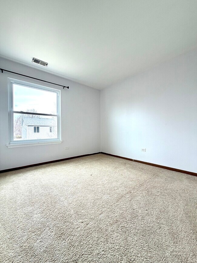 Building Photo - 665 Lakewood Farms Dr