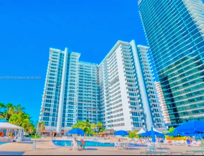 Building Photo - 2030 S Ocean Dr