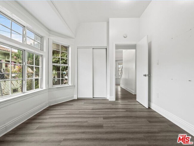 Building Photo - 1220 W 25th St
