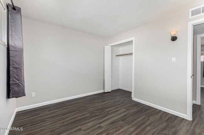 Building Photo - 803 N Park Ave
