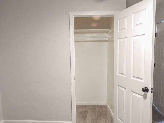 Building Photo - Close to Downtown 3 Bed 2 Bath with Fenced Backyard