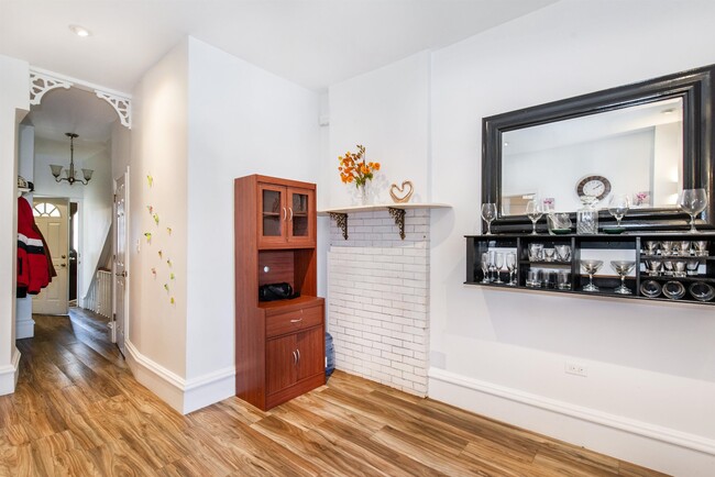 Building Photo - 606 59th St