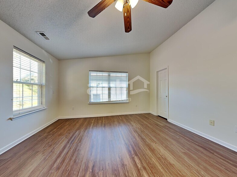 Building Photo - 6527 Forest Cross Dr