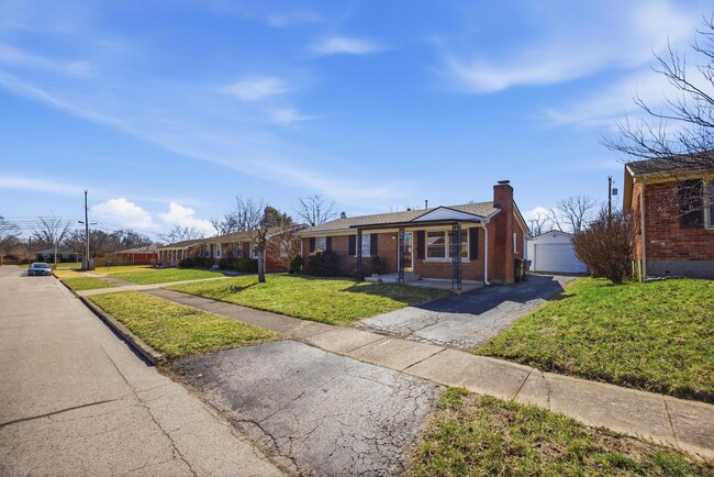 Building Photo - 2147 Palms Dr