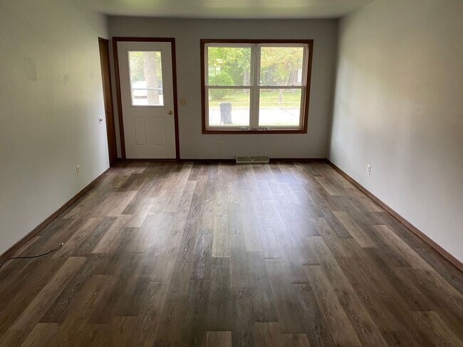 Building Photo - 608 N Walnut Ave