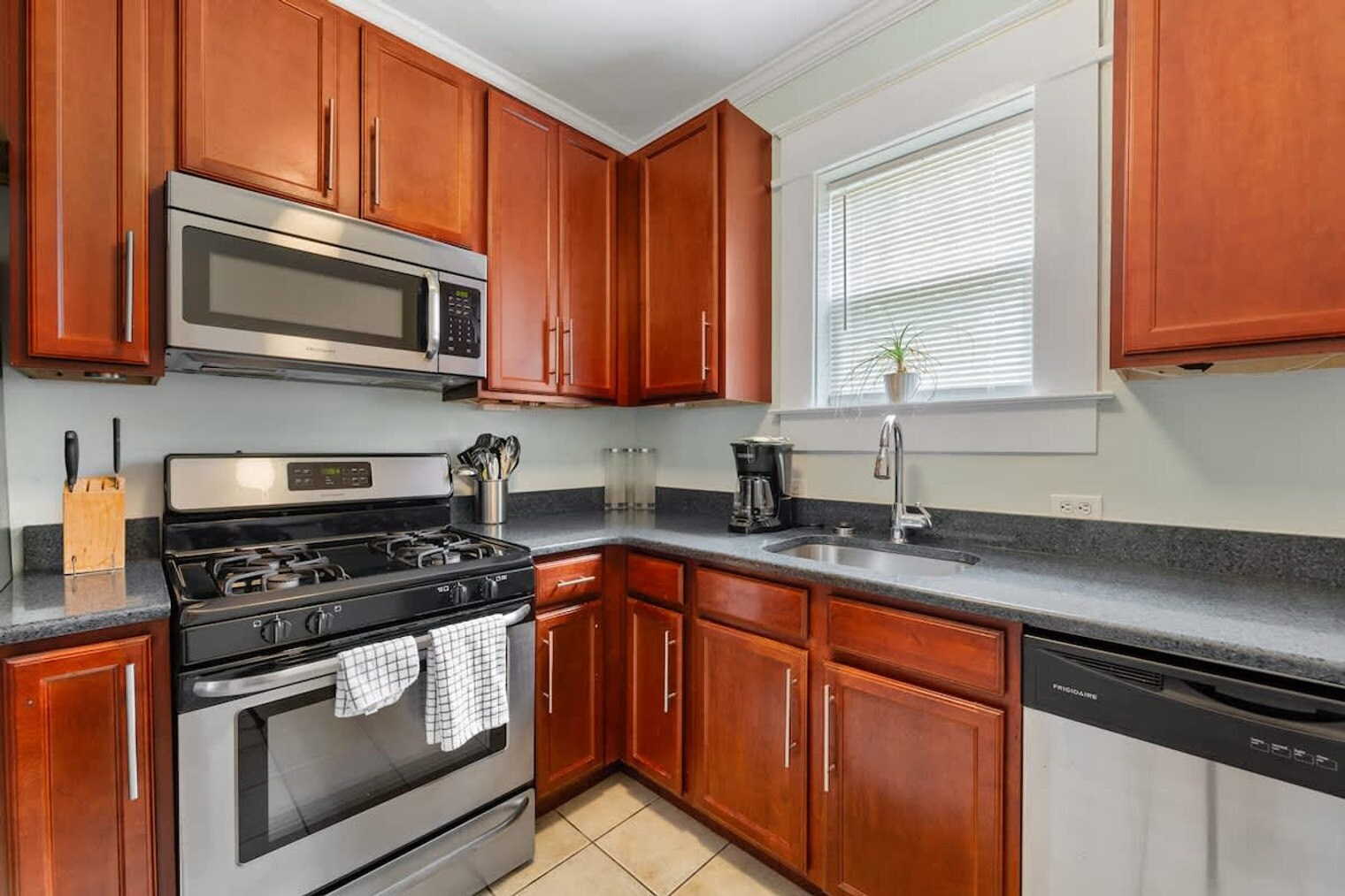 Building Photo - 800 Magnolia Ave