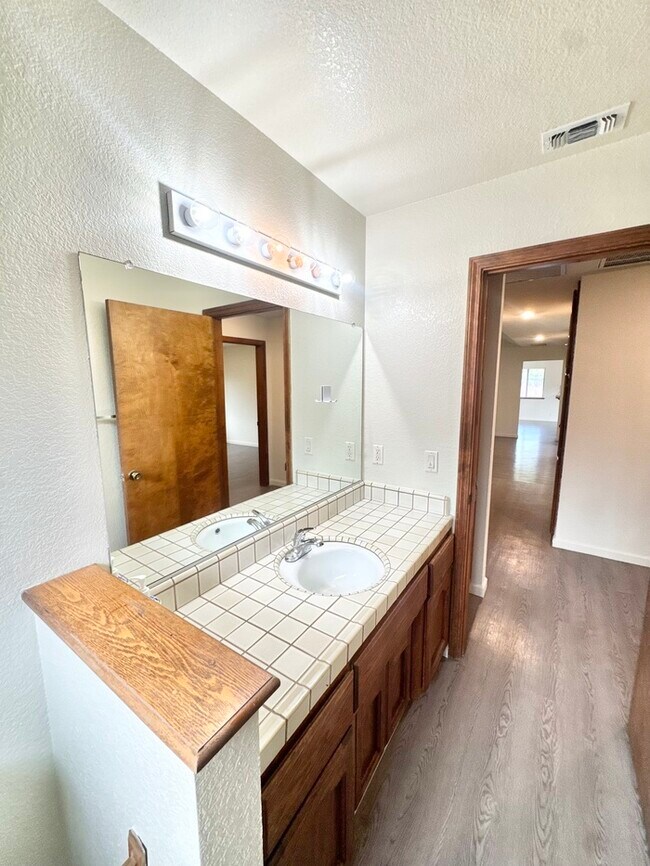 Building Photo - Stunning 3 bedroom 2.5 bathroom home in Folsom with large backyard