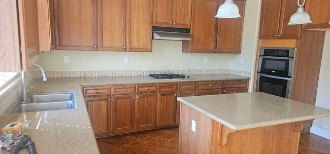 Building Photo - Spacious 5-Bedroom, 2.5-Bath Home for Rent in Madera