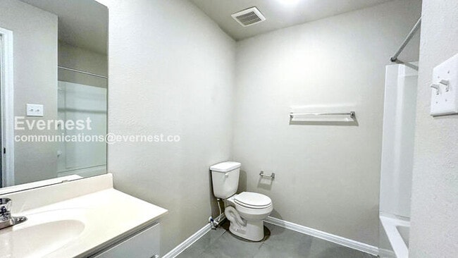 Building Photo - 5 Bed / 2 Bath Home with Fenced Yard & Garage / Pet-Friendly / Vouchers Accepted / Available Now!...