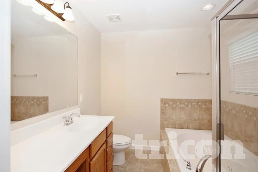 Building Photo - 2037 Silverton Cir