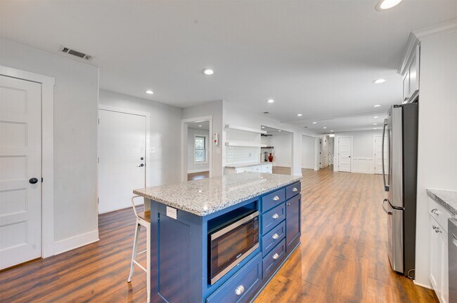 Building Photo - 215 Perryman Rd