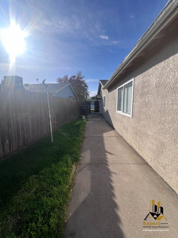 Building Photo - 480 Lindley Dr