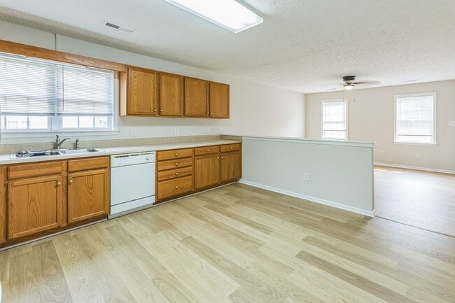 Building Photo - Newly renovated 2bd/1.5 bath end unit town...
