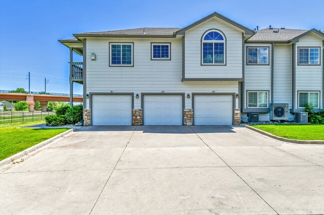 Building Photo - $2,100 - 2 Bed, 2 Bath Updated Townhome in...